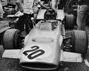 McLaren M9A/1 de cuatro ruedas motrices, realizado por Jo Marquart y confiado en su debut a Derek Bell (Foto: Fórmula)